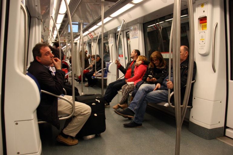 Els primers passatgers que han omplert un dels vagons de la L9 Sud de metro, el 12 de febrer del 2016