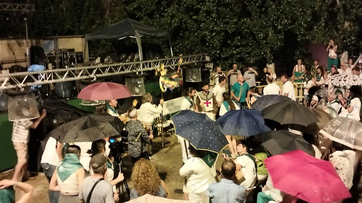 Viento y lluvia retrasan los conciertos y cierran los "chiringuitos"