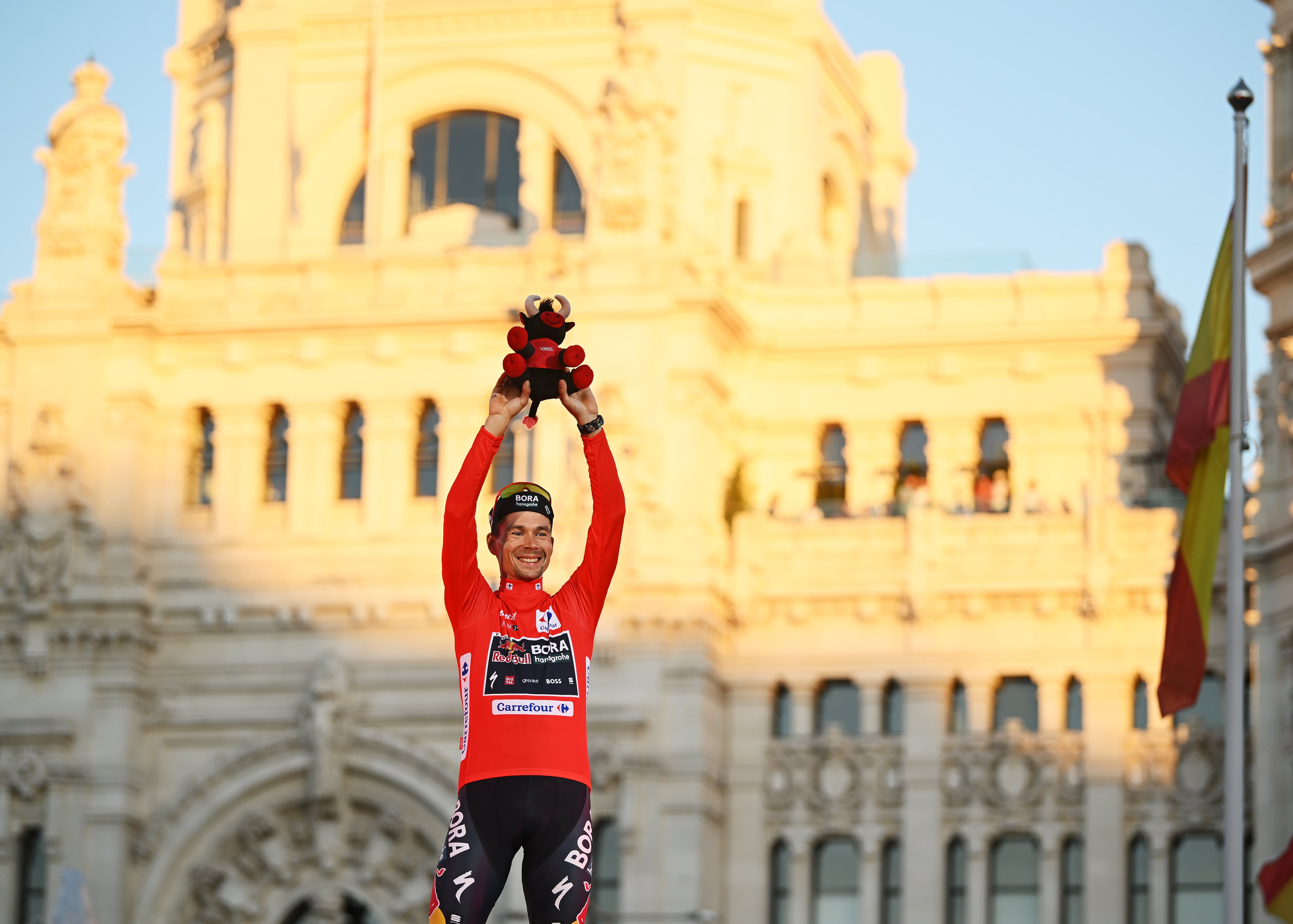 Primoz Roglic celebra su triunfo en La Vuelta en la ciudad de Madrid