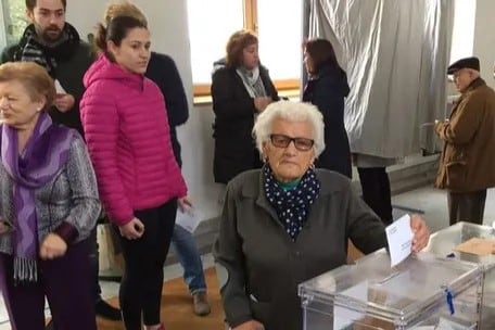 Genoveva Rodríguez Otero votando en las elecciones generales de 2015. Archivo.