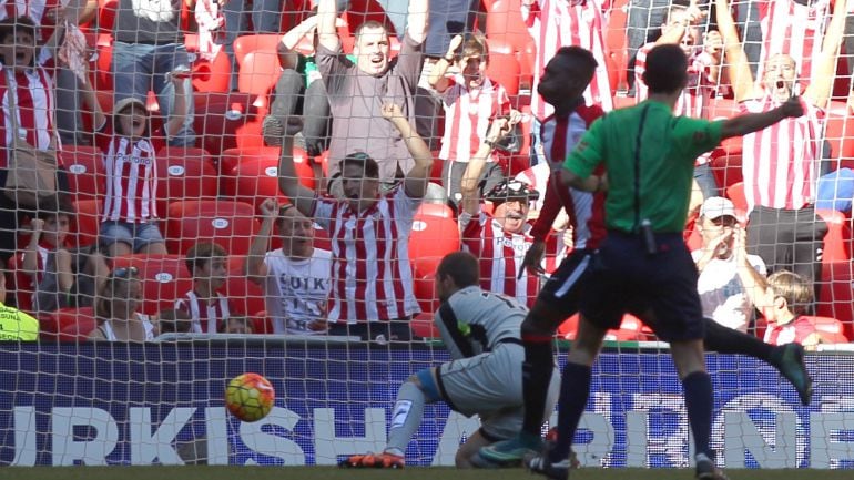 GRA059. BILBAO, 08/11/2015.- El guardameta del RCD Espanyol, Pau López (i), observa como entra en la portería el balón lanzado por el delantero del Athletic Club, Iñaki Williams (c), el del 1-0, durante el partido correspondiente a la undécima jornada de Liga que los dos equipos disputan en el estadio San Mames. EFE/Luis Tejido