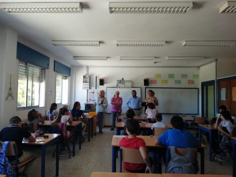 Teresa Valdenebro y Fco. Márquez han visitado las instalaciones del colegio Virgen de la Cabeza