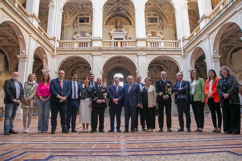 Foto de familia del Ejecutivo de Castilla La Mancha en el patio del Palacio de Viso del Marqués