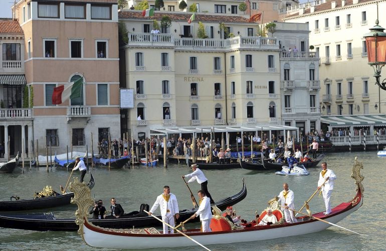 El baño en los canales de Venecia conlleva una noche de alojamiento gratis en los calabozos