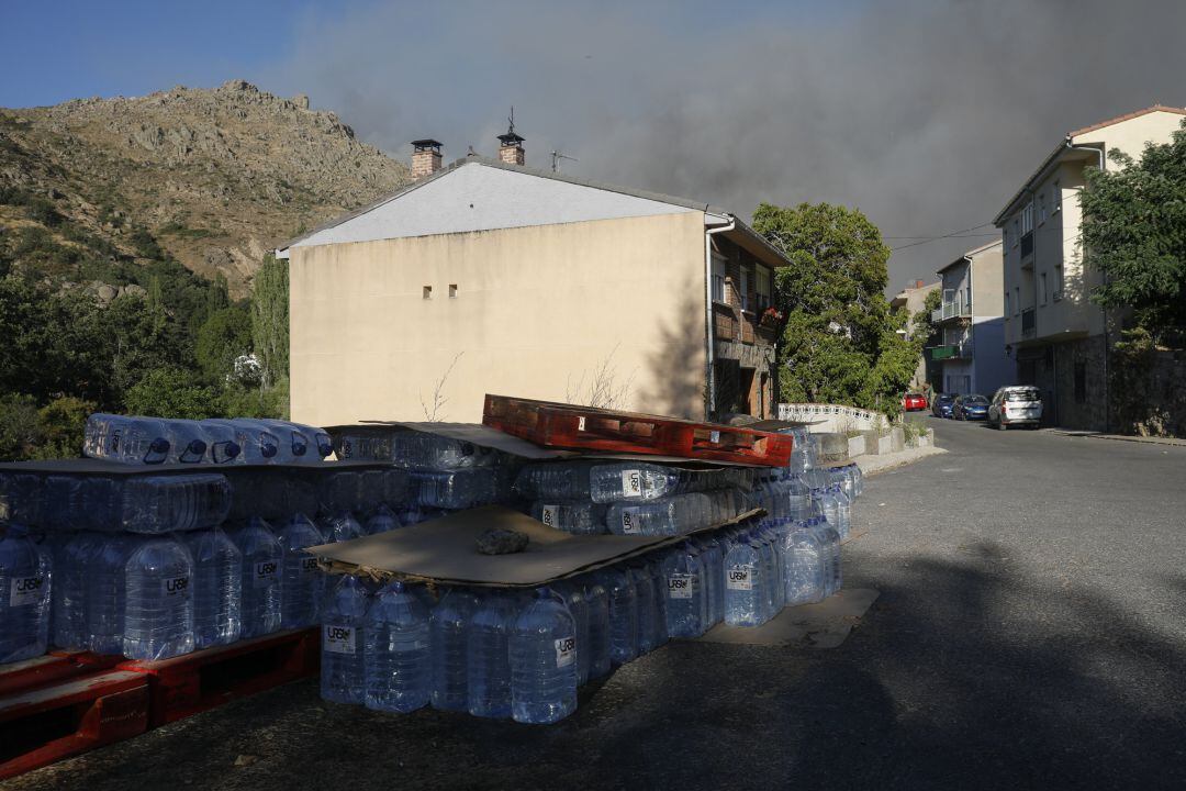 Botellas de agua para repartir entre los vecinos durante el incendio en el término abulense de Navalacruz