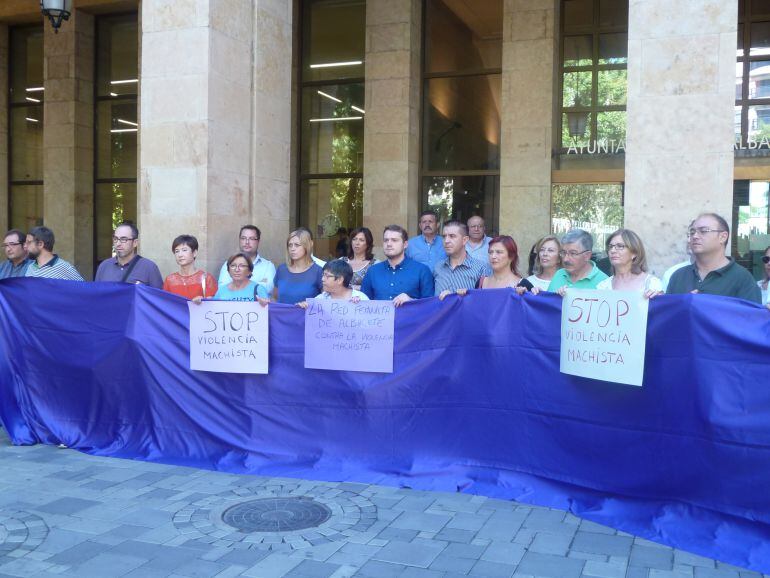 Imagen de la concentración celebra esta mañana a las puertas del ayuntamiento
