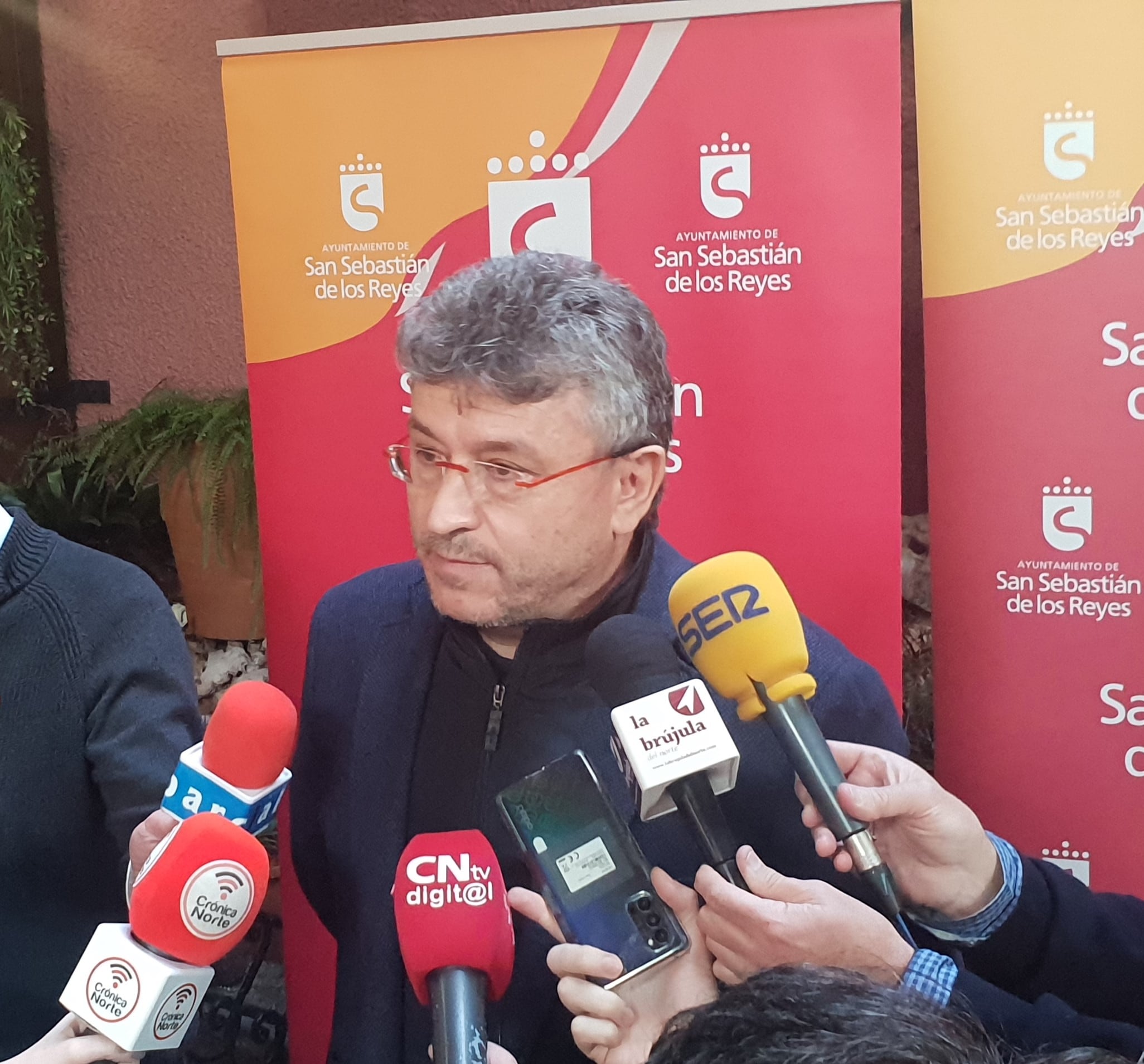 Ángel Buenache, concejal de Deporte, atiende a los medios durante el Desayuno Informativo del Ayuntamiento de San Sebastián de los Reyes para exponer los Presupuestos Municipales