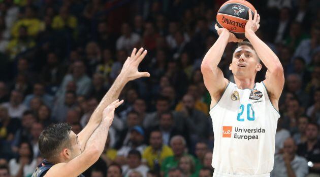 Jaycee Carroll lanza un triple ante la defensa de Kostas Sloukas