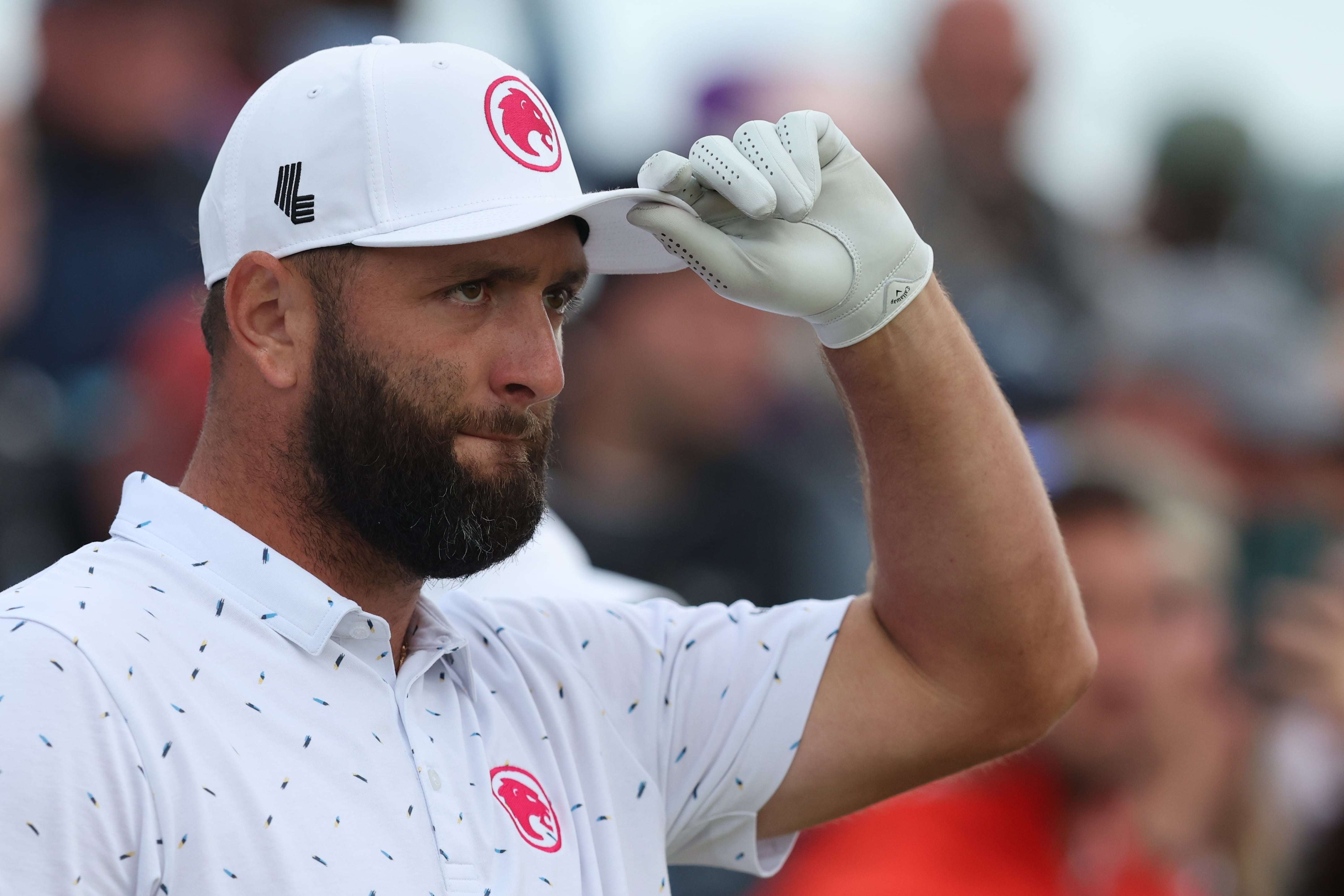 Jon Rahm observa un lanzamiento