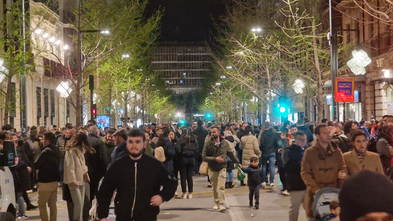 La Gran Vía de Granada, muy concurrida en la Semana Santa de la ciudad de 2024