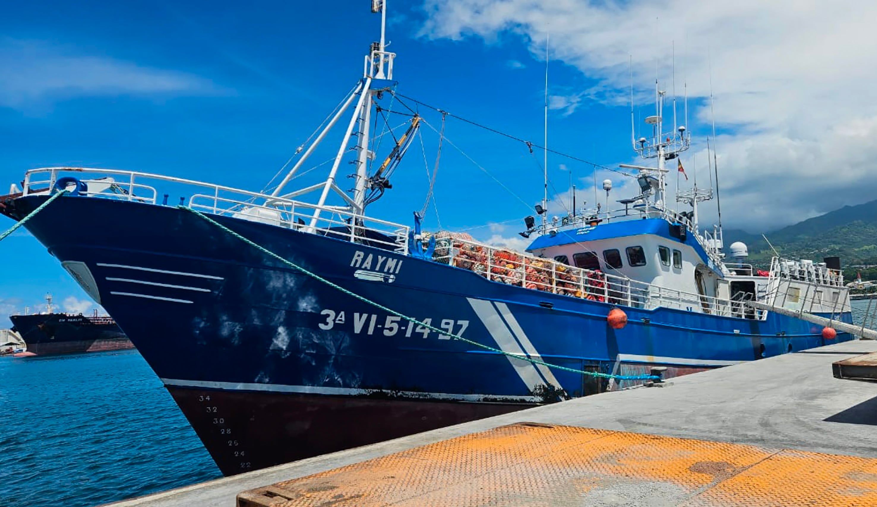 PARÍS, 29/12/2024.- La Policía francesa ha detenido en Tahití a catorce miembros de la tripulación de un barco pesquero de bandera española, todos ellos de origen sudamericano, tras encontrar en la nave 524 kilogramos de cocaína. La Policía gala informó este domingo en un comunicado que el apresamiento del pesquero Raymi, que tiene su sede en el puerto de Vigo, se produjo el pasado día 23 al sur de la zona económica exclusiva de la Polinesia francesa en una operación que se llevó a cabo en cooperación con la Policía Federal Australiana (AFP, por sus siglas en inglés). EFE/ Gendarmería Francesa SOLO USO EDITORIAL/SOLO DISPONIBLE PARA ILUSTRAR LA NOTICIA QUE ACOMPAÑA (CRÉDITO OBLIGATORIO)
