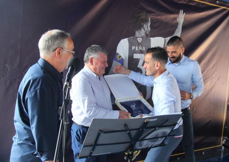 Paco Peña recibe una placa de Valentin Botella, en su despedida