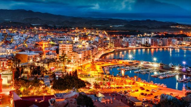 Vista panorámica, nocturna, de Águilas y su puerto