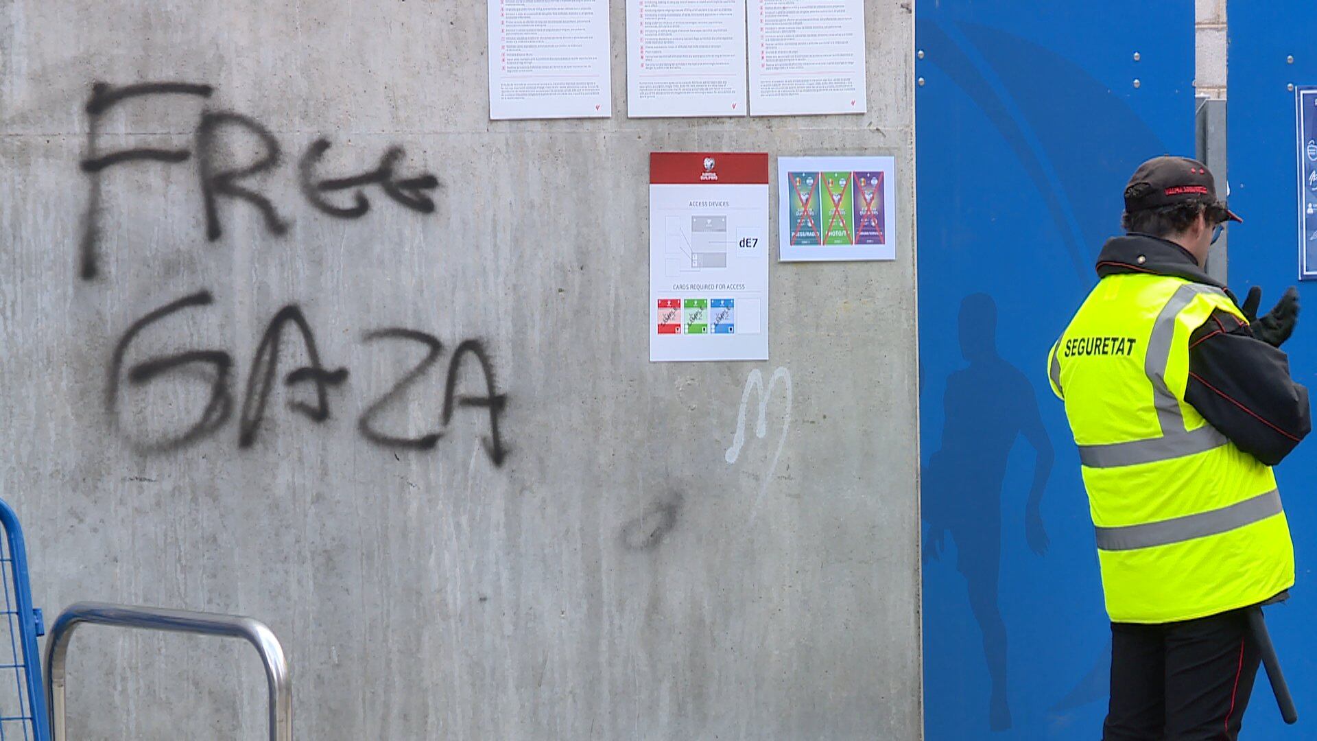 Pintada apareguda al matí a l&#039;Estadi Nacional a favor de Palestina.