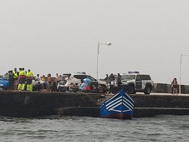 Los migrantes siendo atendidos en el mismo muelle de Caleta de Famara, en Lanzarote.