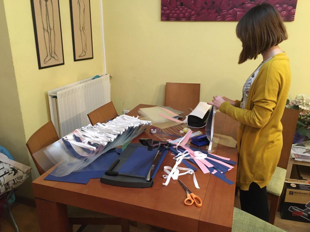 Voluntarios trabajan para hacer mascarillas