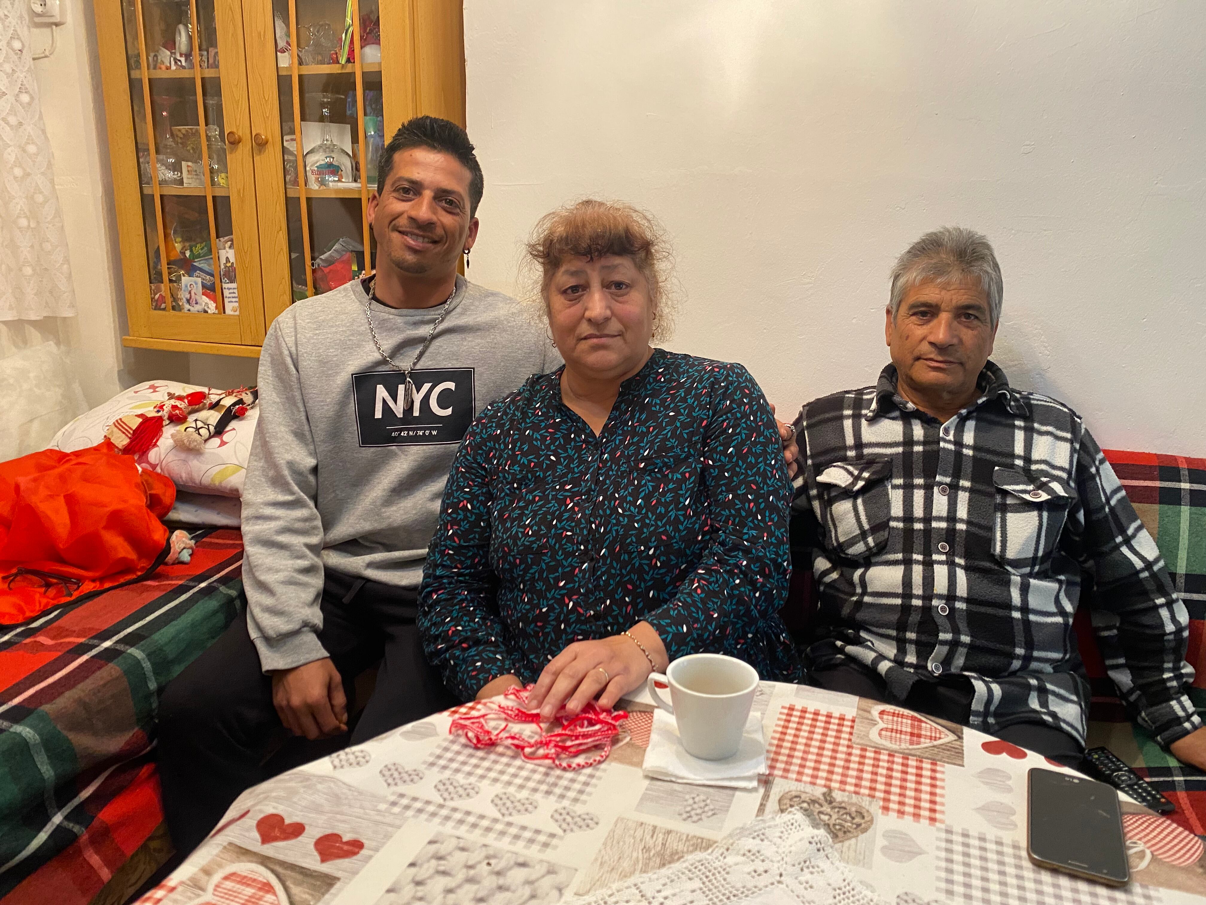 Yelasco Markov con sus padres Kalina y Zhelyazko en su casa de Buciegas (Cuenca).