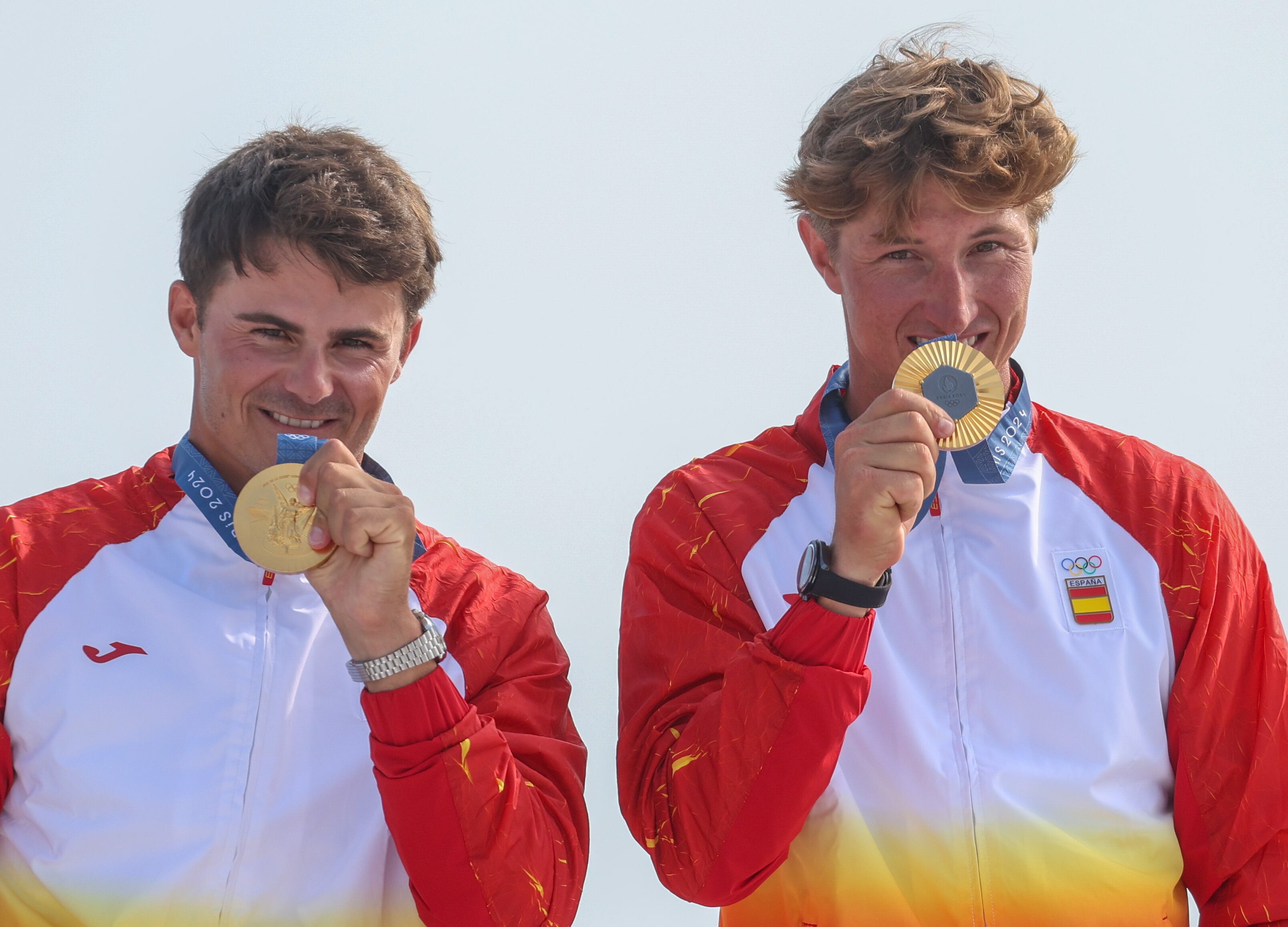 Diego Botín y Florian Trittel ganaron el pasado viernes la primera medalla de oro para España en la clase 49er de los Juegos Olímpicos de París, tras quedar también primeros en la 'Medal Race'. EFE/OLIVIER HOSLET