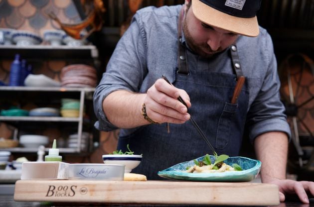 “El estilo del joven chef Marcos Campos está ligado a su herencia española. En Porto, explora una cocina especializada en conservas, mariscos y arroces típicos de la Península Ibérica&quot;.