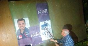 Carlos Martín San Román en la pegada de carteles