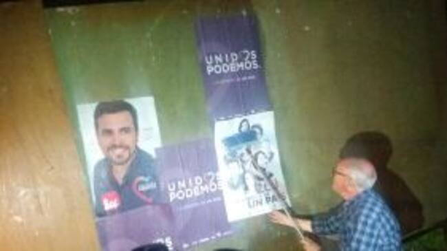 Carlos Martín San Román en la pegada de carteles