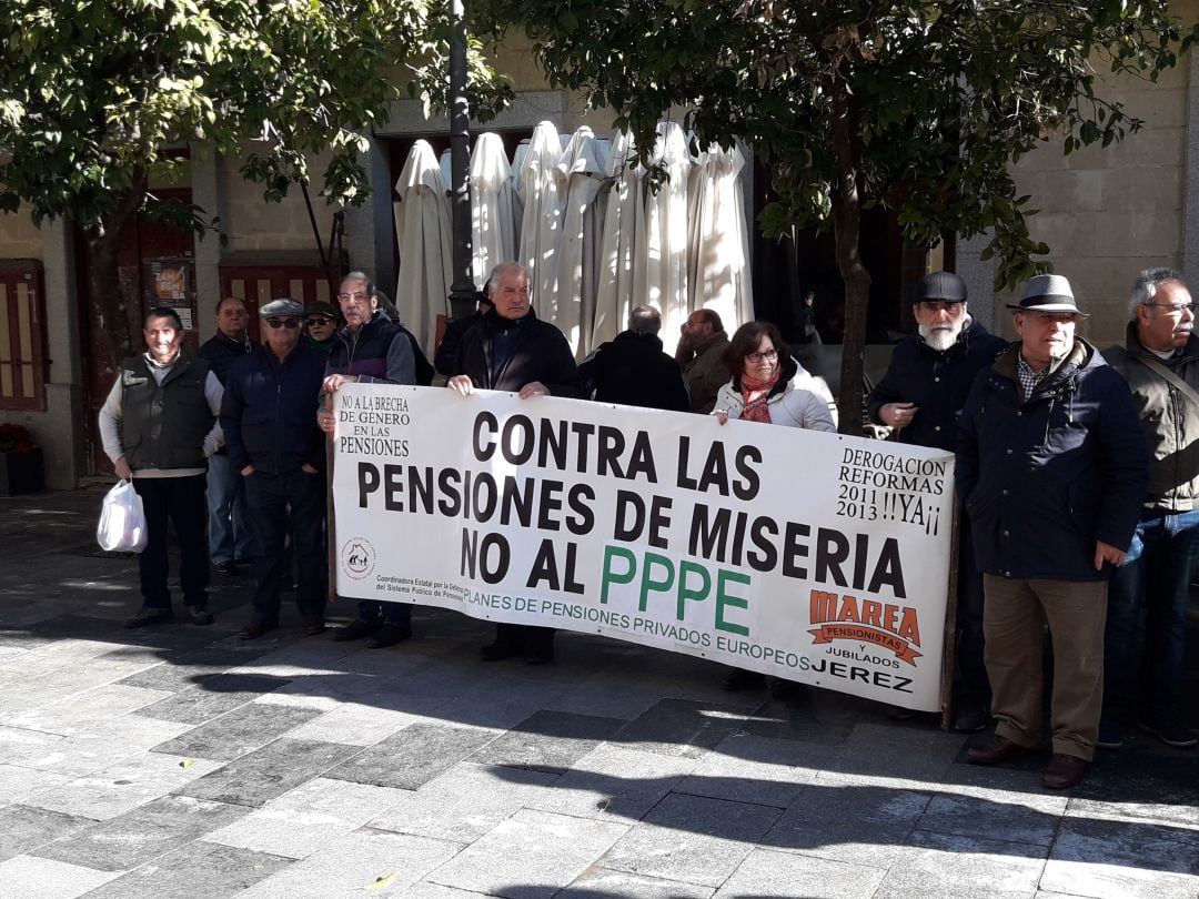 Protesta de la Marea de Pensionistas de Jerez a las puertas del Ayuntamiento