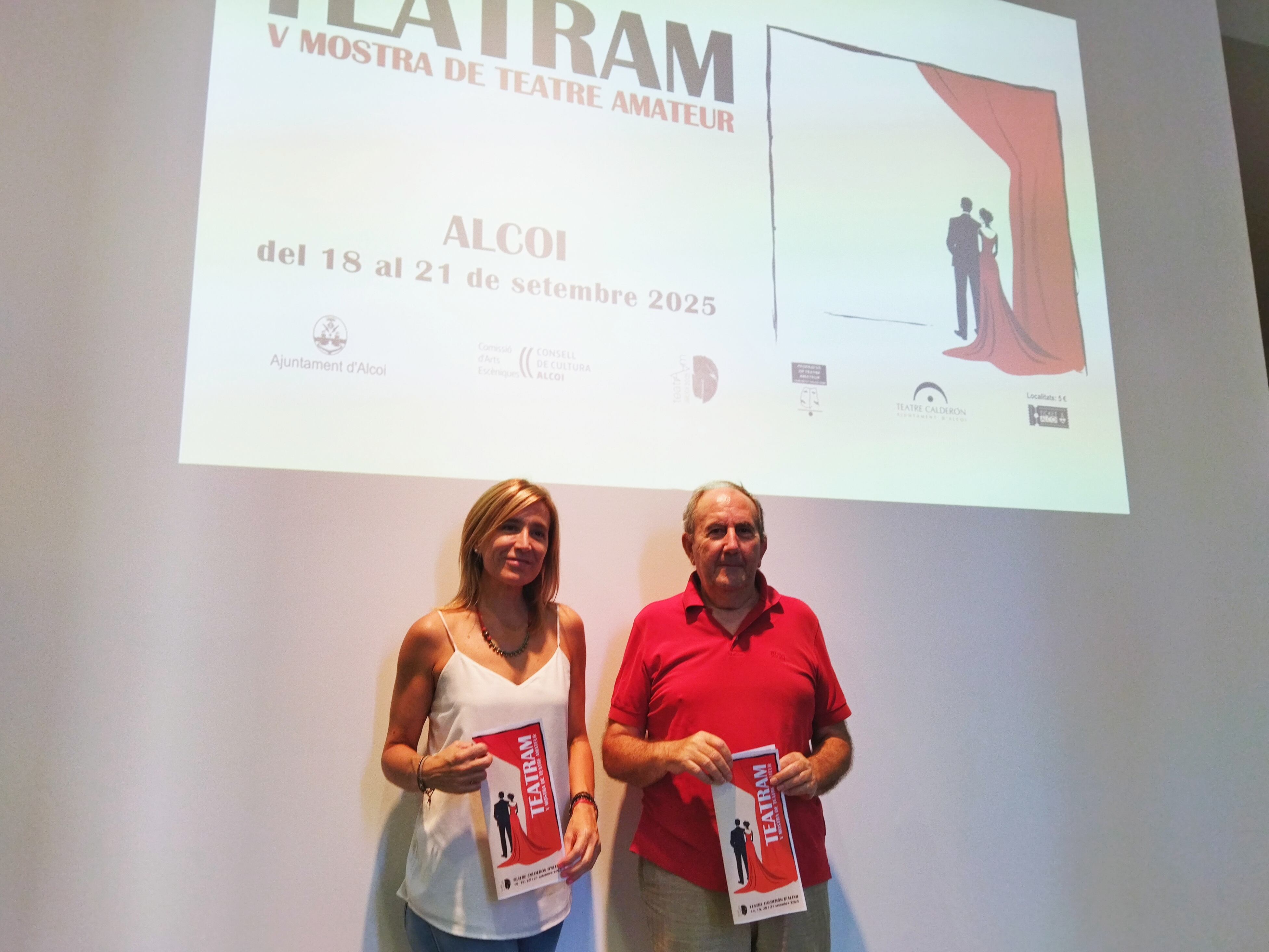 Elisa Guillem, edil de Cultura, i Adolfo Mataix, de la organización de Teatram, durante la presentación de la Mostra de Teatre Amateur de este 2025.