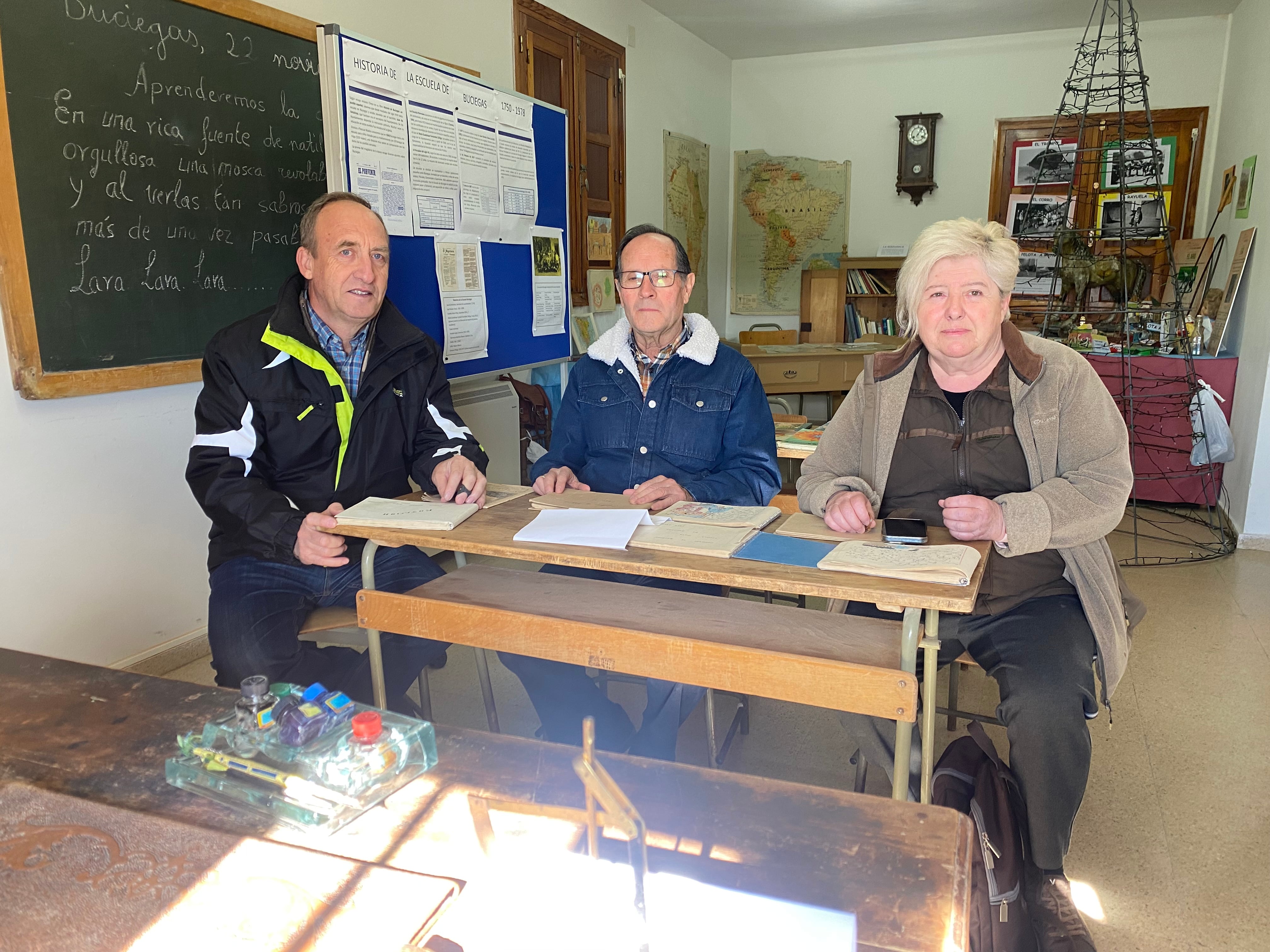 El equipo de gobierno municipal (PSOE) de Buciegas en la escuela-museo ubicada en la planta baja del ayuntamiento.