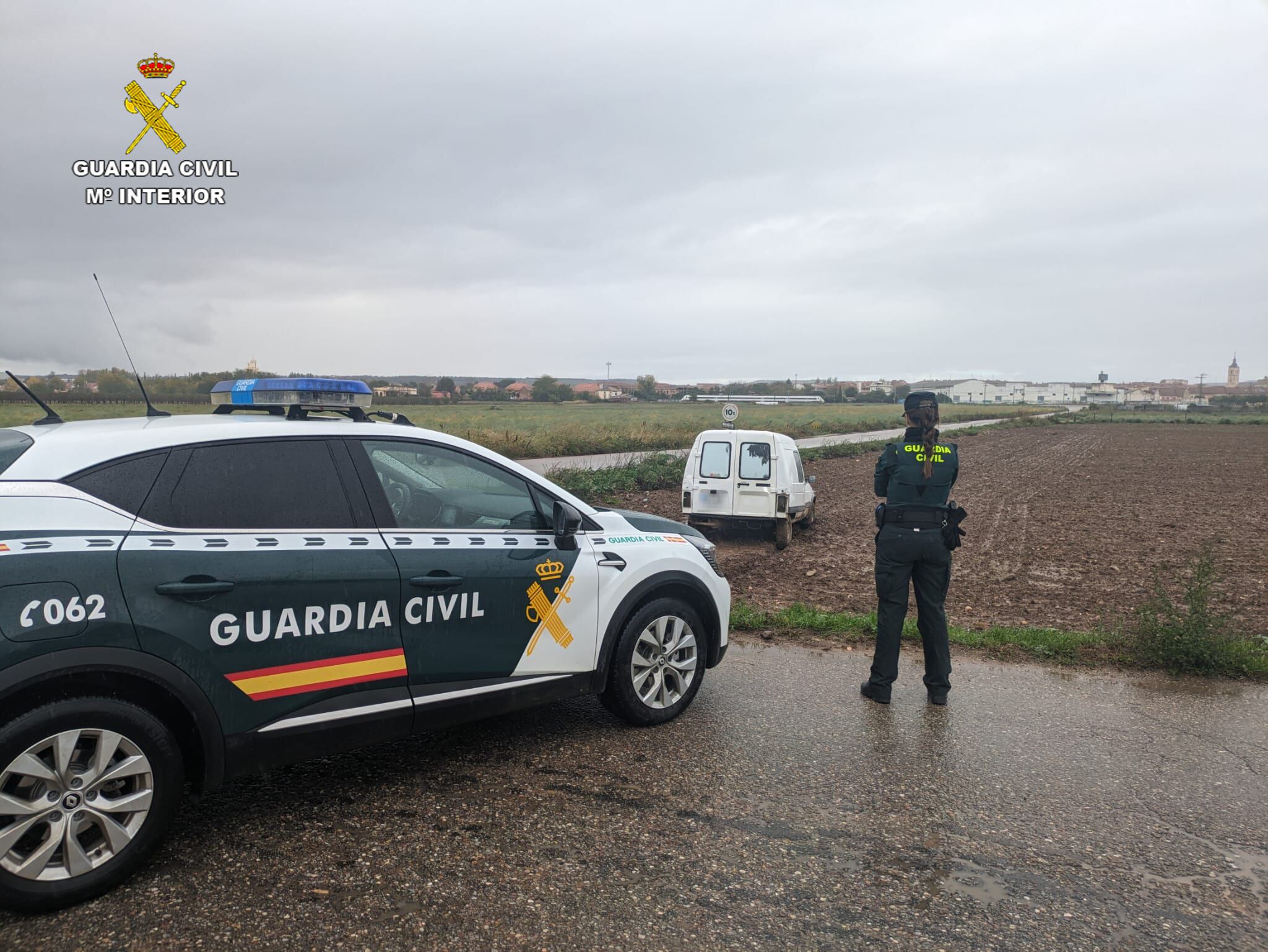 Vehículo de los ladrones atrapado en un terreno de labor