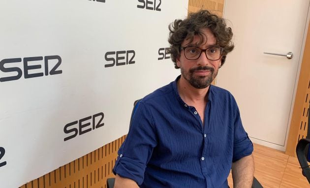 Juanma Soriano, creativo de Portavoz, en los estudios de Radio Murcia