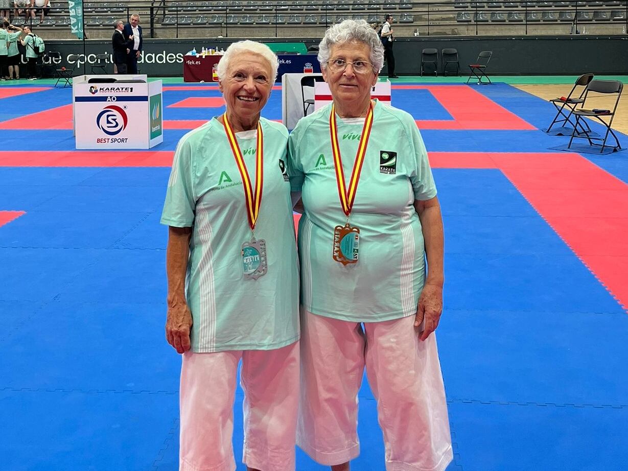 Las dos alumnas del Club Dakentai posan con las medallas logradas