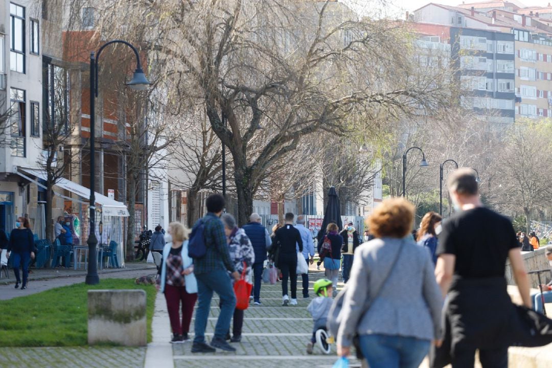 Varias personas paseando