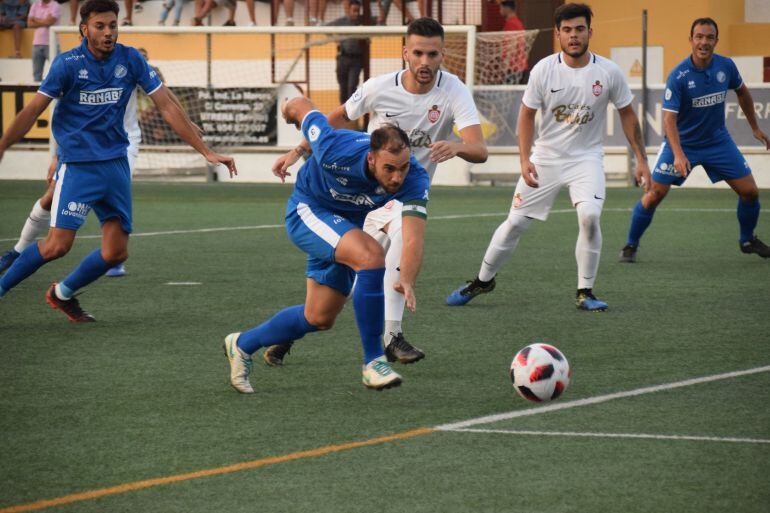 Javi Tamayo durante un lance del partido en Utrera