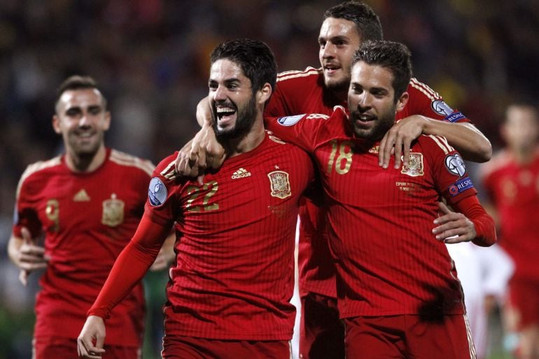 GRA289. HUELVA, 15/11/2014.- Los jugadores de la selección española (i-d), Isco, Koke y Jordi Alba, celebran el primer gol del combinado español, durante el encuentro de clasificación para la Eurocopa 2016, que disputan esta noche frente a Bielorrusia en 