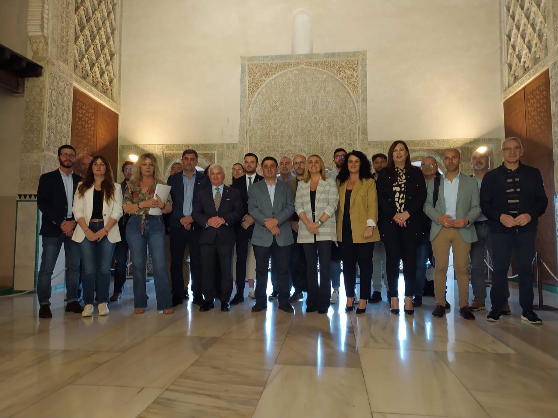 El presidente de Famsi y de la Diputación de Jaén, Francisco Reyes, junto a integrantes de la junta directiva en Granada.