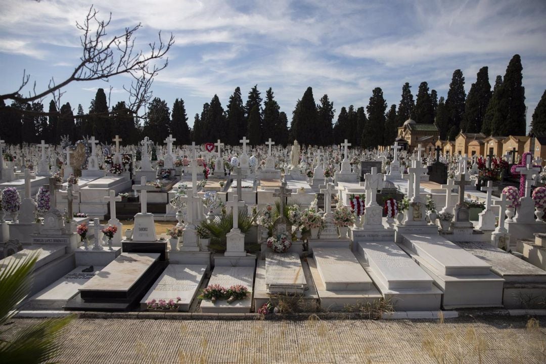  Imagen de archivo del Cementerio de San Fernando de Sevilla capital en el Día de Todos los Santos 