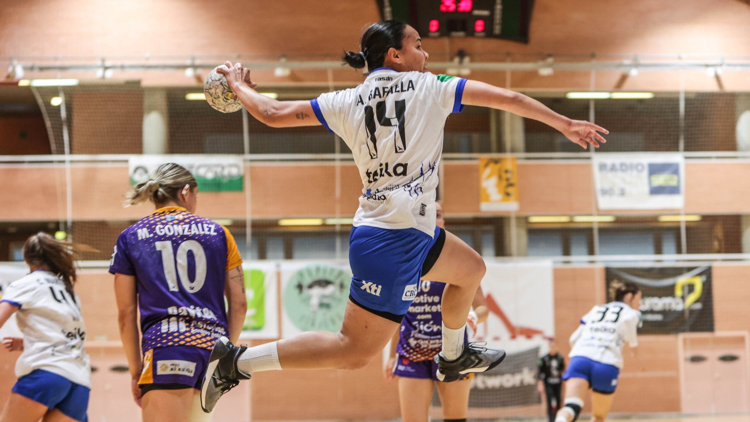 Rafaela Gonálves lanza a puerta