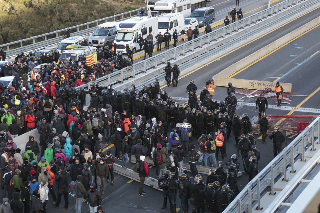 La policía francesa intenta disuadir a los protestantes en la AP-7 a la altura de La Jonquera