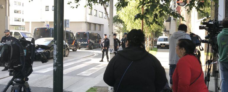 Vecinos de los edificios en los que se ha llevado a cabo la operación policial