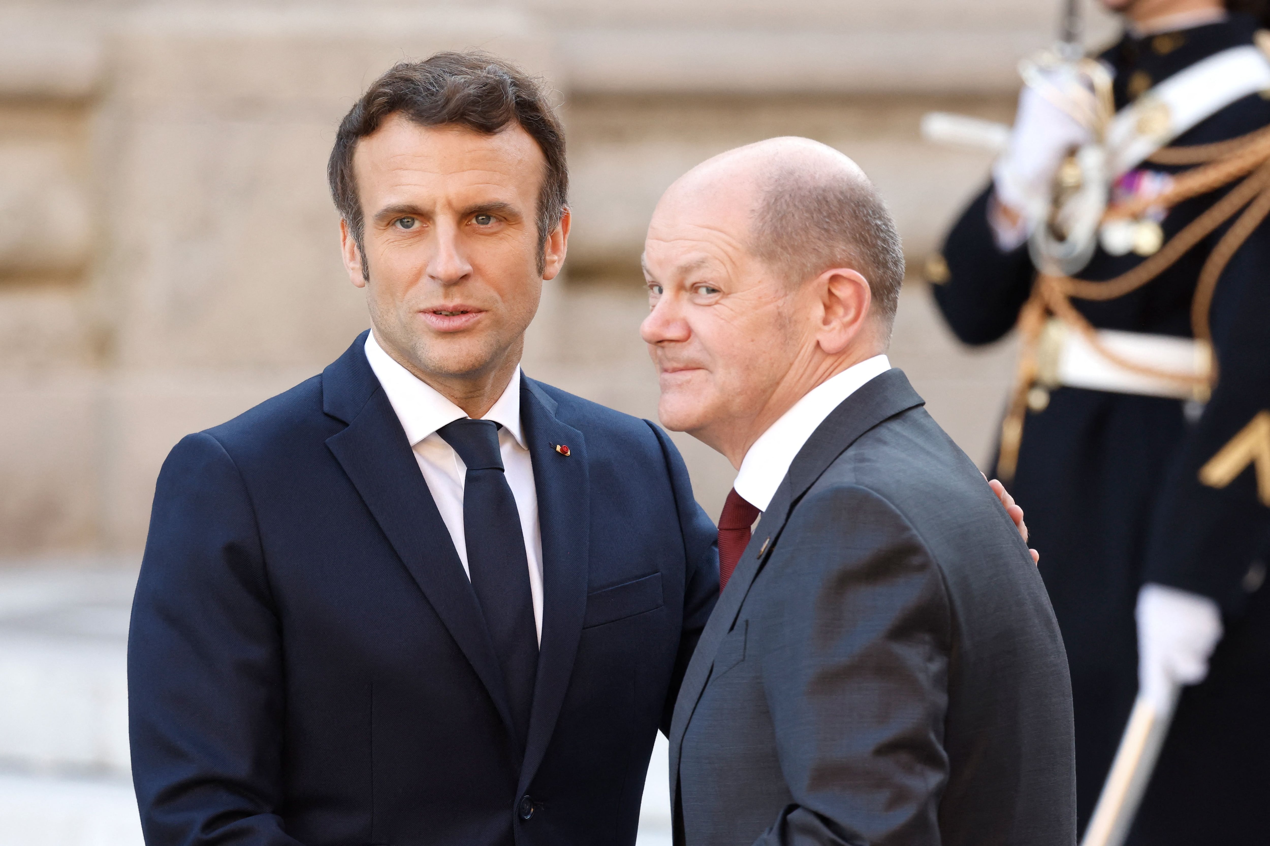 El presidente de Francia, Emmanuel Macron, y el canciller alemán, Olaf Scholz.