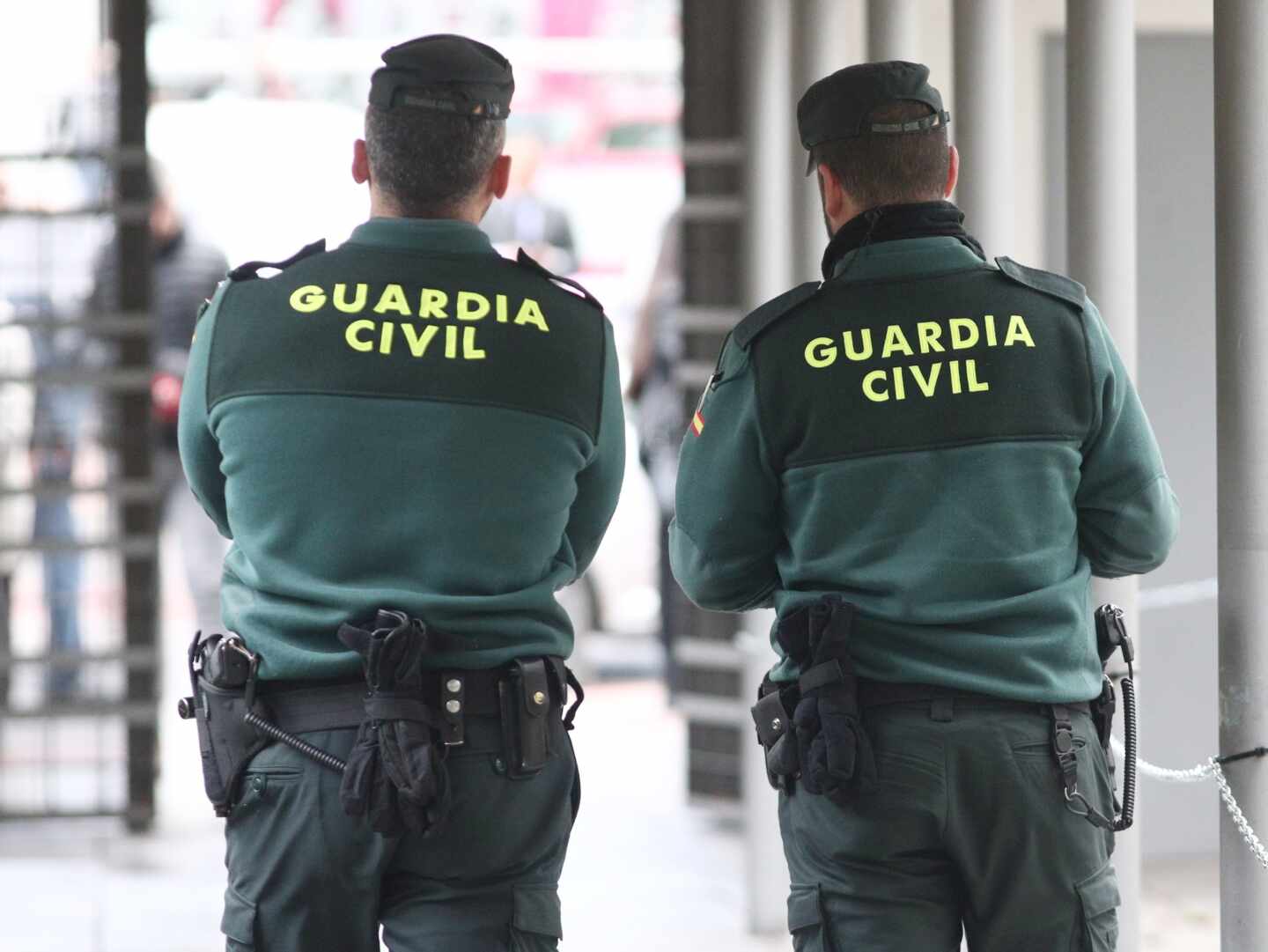 Una pareja de agentes de Guardia Civil