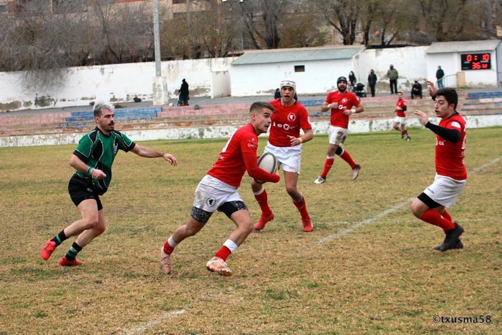 Álvaro Español inicia jugada con el Monastil Rugby Elda