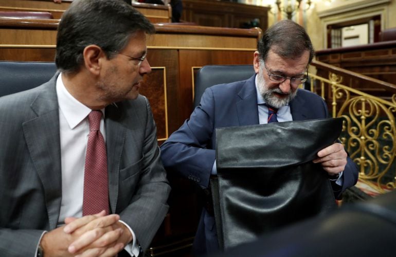 El presidente del Ejecutivo, Mariano Rajoy, junto al ministro de Justicia, Rafael Catalá.