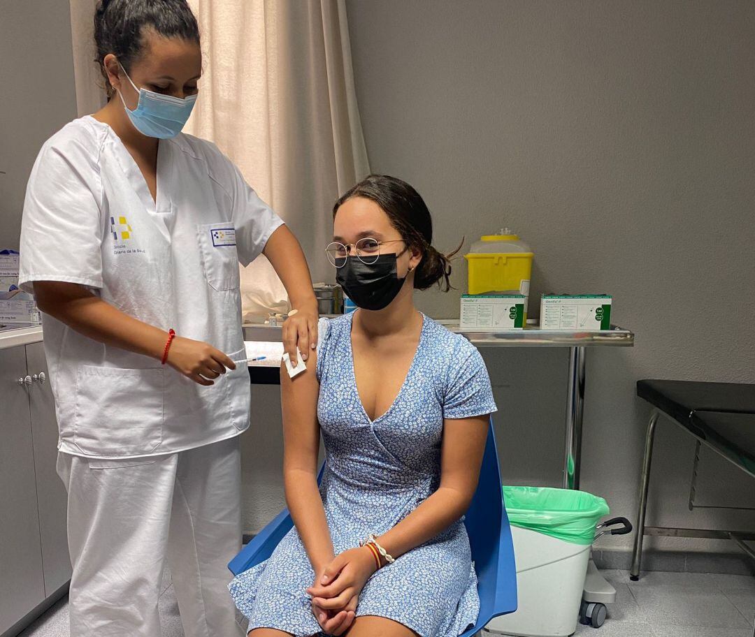 Adolescente recibiendo la vacuna contra la covid