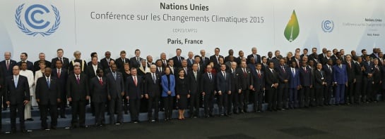 -FOTODELDIA- COP013 LE BOURGET (FRANCIA) 30/11/2015.- Líderes posan durante la foto de familia en la inauguración de la cumbre sobre el cambio climático COP21 celebrado en Le Bourget cerca de París (Francia) hoy, 30 de noviembre de 2015. Un total de 184 p