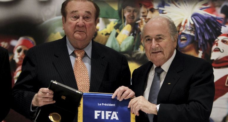 El presidente de la FIFA Joseph Blatter, junto con el presidente de la Conmebol Nicolas Leoz, uno de los investigados por la Fiscalía de EE UU.