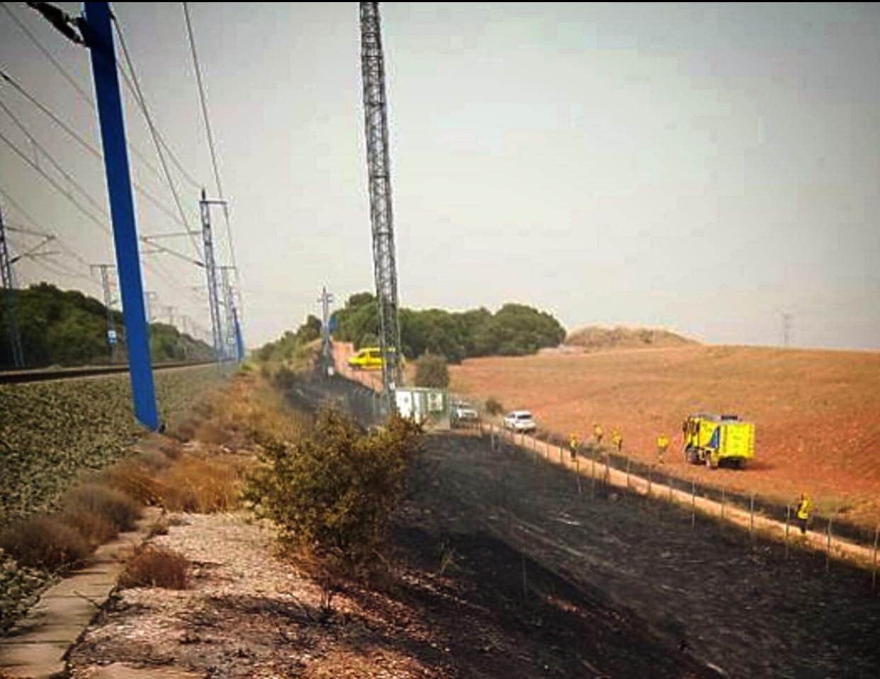 Incendio junto a la vía del tren en Yebes