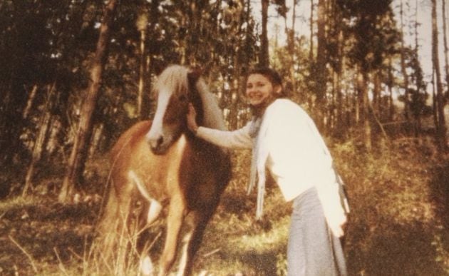 Clara junto a un caballo en los bosques gallegos