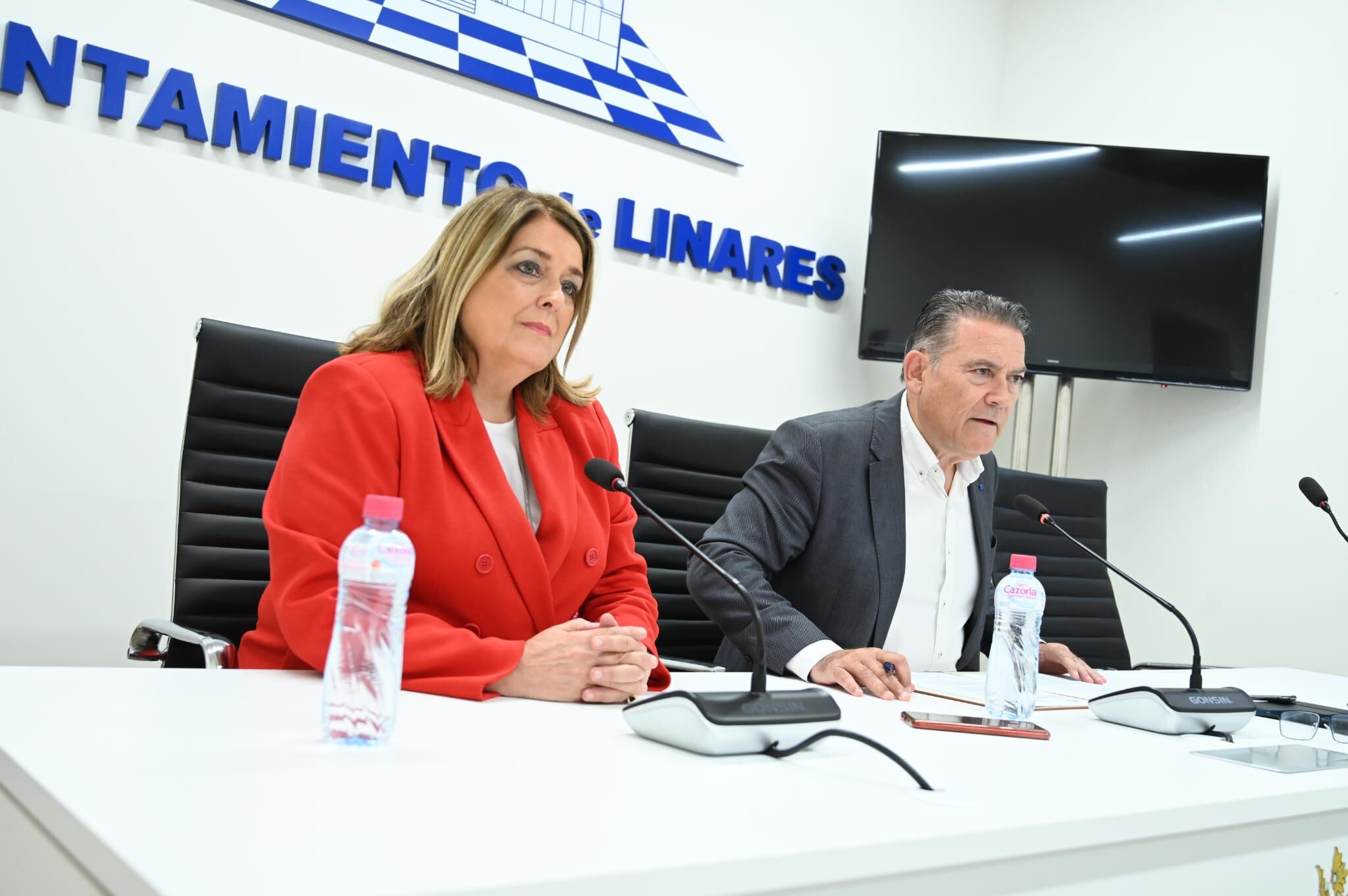Ángeles Isac y Raúl Caro ofrecen una rueda de prensa en la que anuncian un próximo pleno extraordinario para debatir los presupuestos del 2022 en Linares.