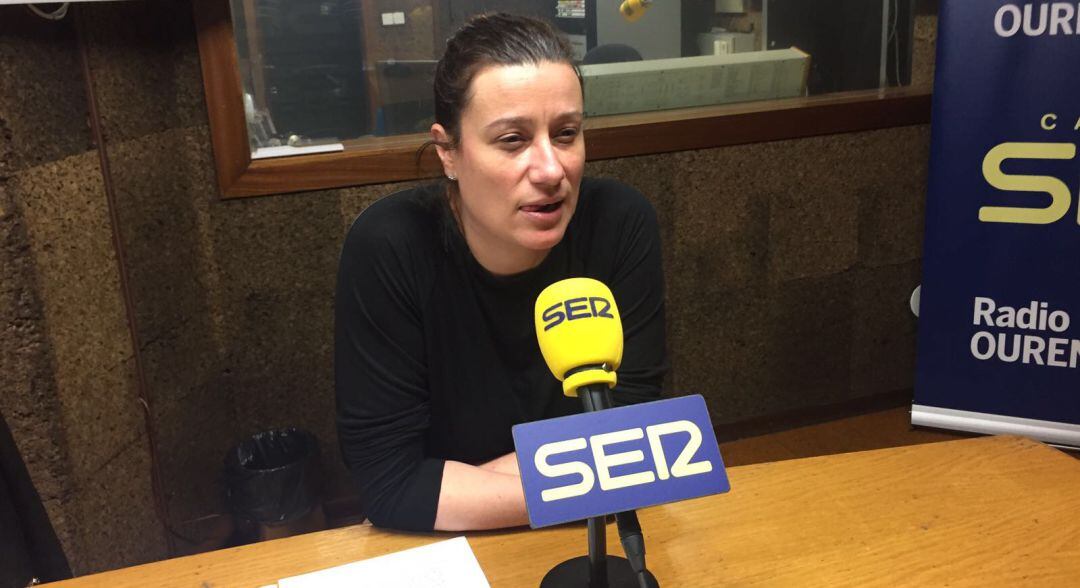 La edil de Facenda, Ana Morenza, en los estudios de Radio Ourense